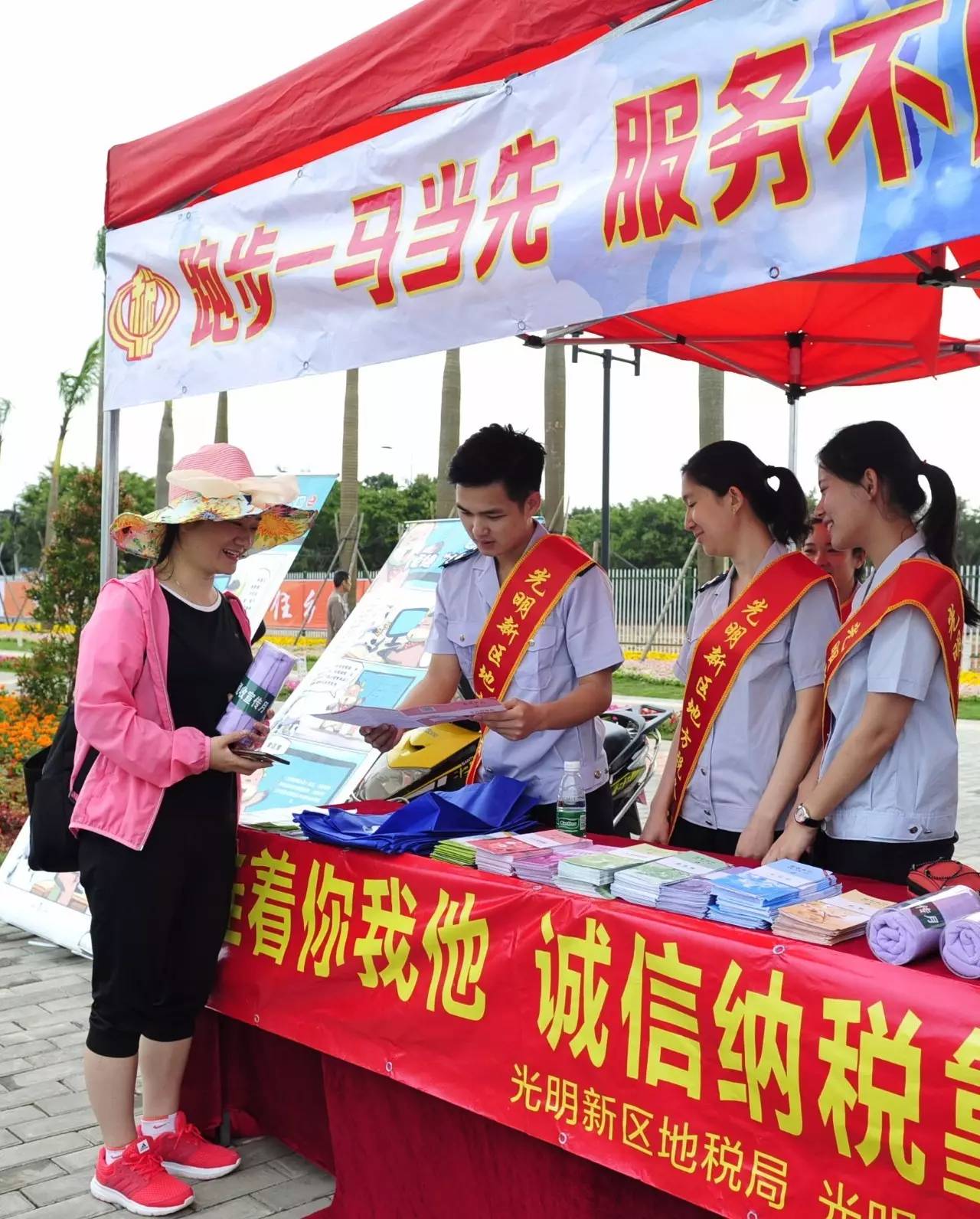 各基层税务机关组织“走近纳税人”宣传活动2